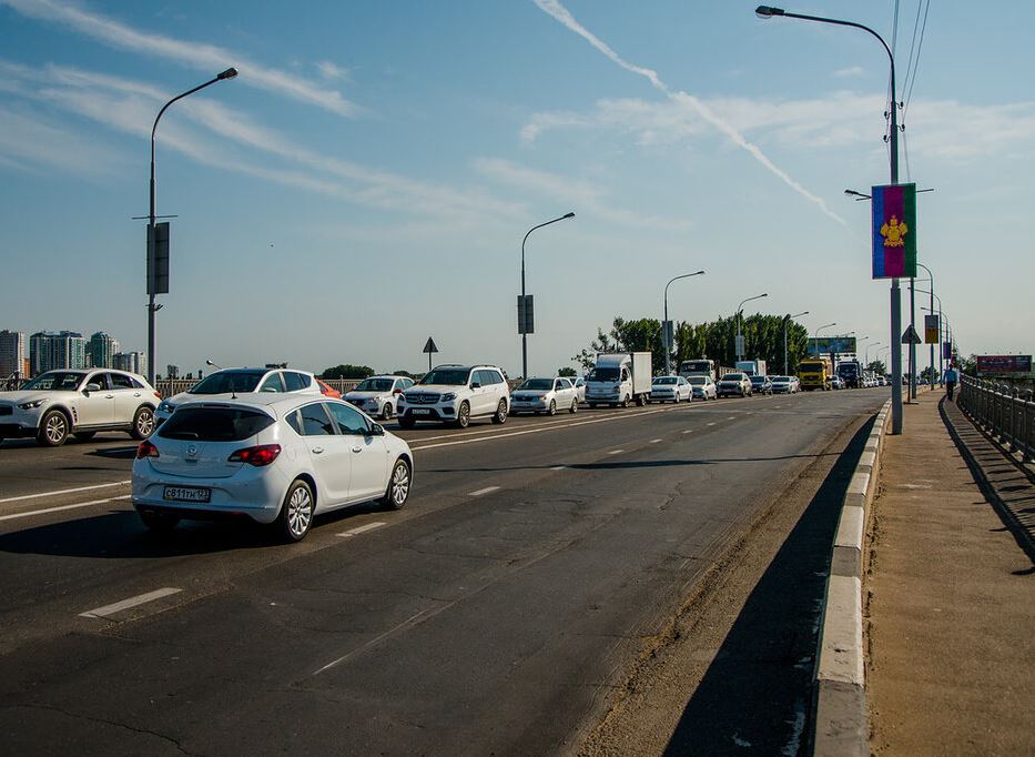 Любишь гонять - люби и штрафы: BMW забрали у леди в Мостовском районе за долги